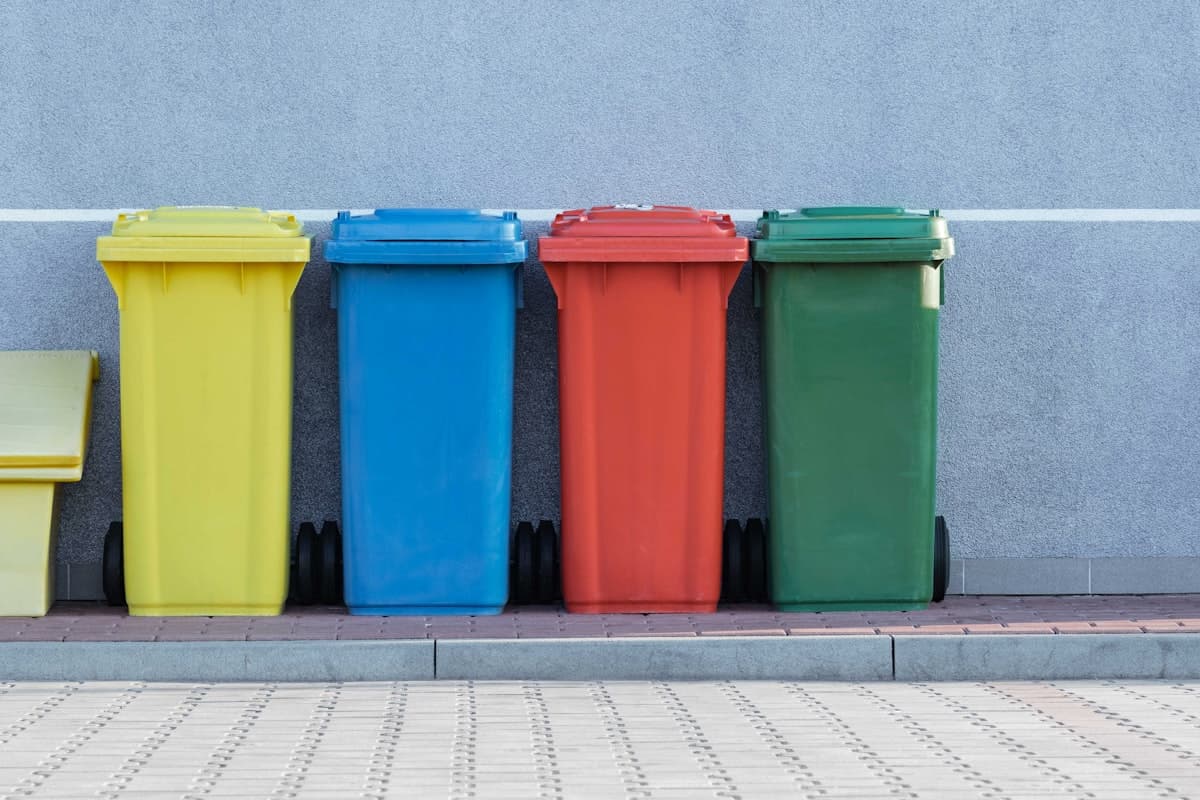 Processo de separação e reciclagem de materiais em instalação industrial